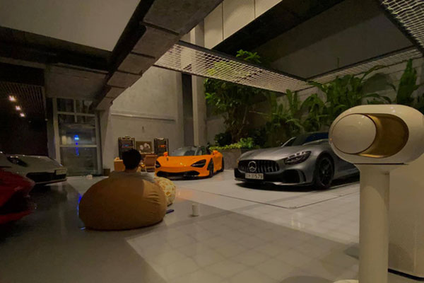 Cường Đô La mua xe máy cả trăm triệu phiên bản giới hạn để tặng vợ bầu đi... cho vui: Ai chiều bà xã hơn thế này nữa?-4