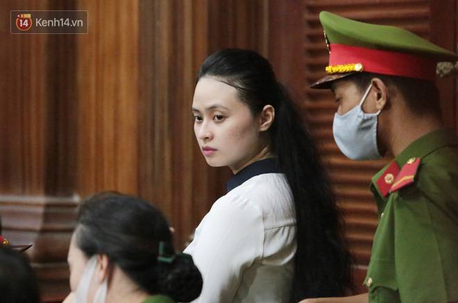 ẢNH: Văn Kính Dương cùng người tình Ngọc Miu tươi cười rời tòa, các nữ bị cáo khác bật khóc khi nghe HĐXX tuyên án-2