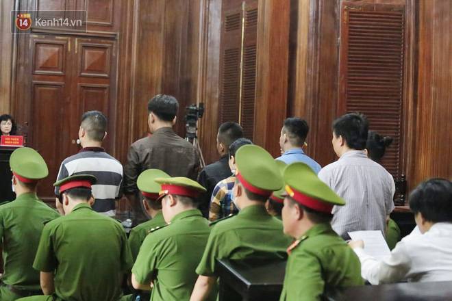 ẢNH: Văn Kính Dương cùng người tình Ngọc Miu tươi cười rời tòa, các nữ bị cáo khác bật khóc khi nghe HĐXX tuyên án-3