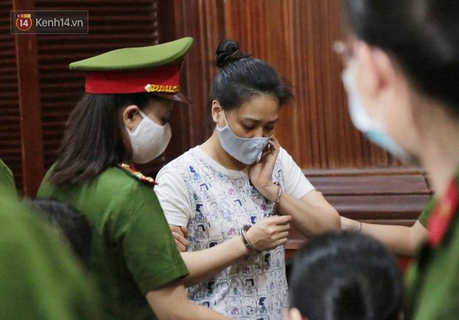 ẢNH: Văn Kính Dương cùng người tình Ngọc Miu tươi cười rời tòa, các nữ bị cáo khác bật khóc khi nghe HĐXX tuyên án-10