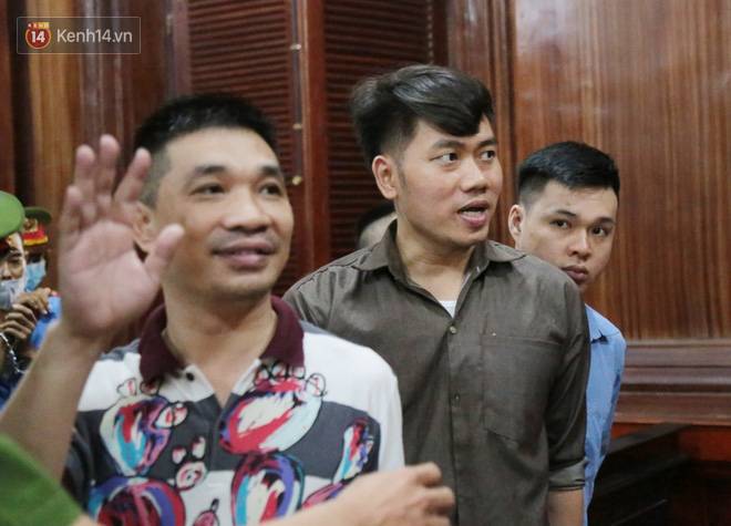 ẢNH: Văn Kính Dương cùng người tình Ngọc Miu tươi cười rời tòa, các nữ bị cáo khác bật khóc khi nghe HĐXX tuyên án-6