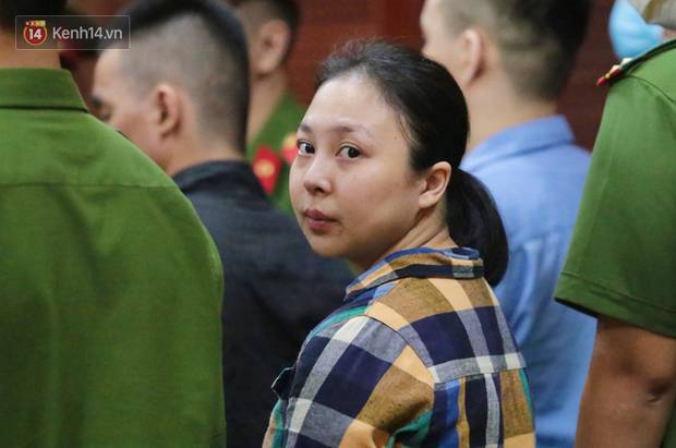 ẢNH: Văn Kính Dương cùng người tình Ngọc Miu tươi cười rời tòa, các nữ bị cáo khác bật khóc khi nghe HĐXX tuyên án-8