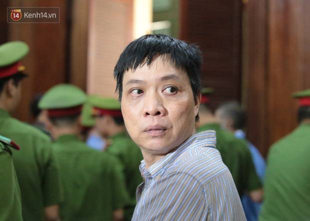 ẢNH: Văn Kính Dương cùng người tình Ngọc Miu tươi cười rời tòa, các nữ bị cáo khác bật khóc khi nghe HĐXX tuyên án-9