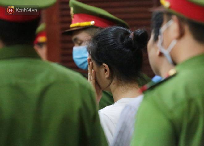 ẢNH: Văn Kính Dương cùng người tình Ngọc Miu tươi cười rời tòa, các nữ bị cáo khác bật khóc khi nghe HĐXX tuyên án-12