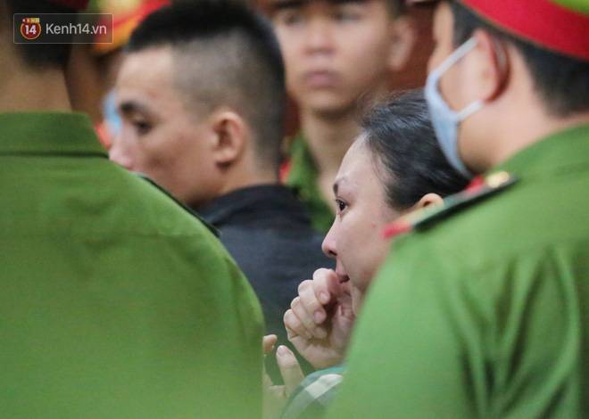 ẢNH: Văn Kính Dương cùng người tình Ngọc Miu tươi cười rời tòa, các nữ bị cáo khác bật khóc khi nghe HĐXX tuyên án-13