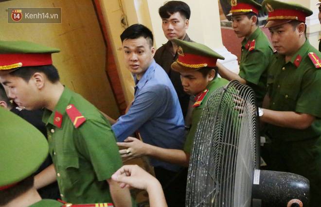 ẢNH: Văn Kính Dương cùng người tình Ngọc Miu tươi cười rời tòa, các nữ bị cáo khác bật khóc khi nghe HĐXX tuyên án-14