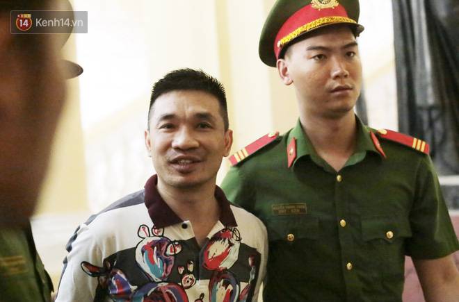 ẢNH: Văn Kính Dương cùng người tình Ngọc Miu tươi cười rời tòa, các nữ bị cáo khác bật khóc khi nghe HĐXX tuyên án-15