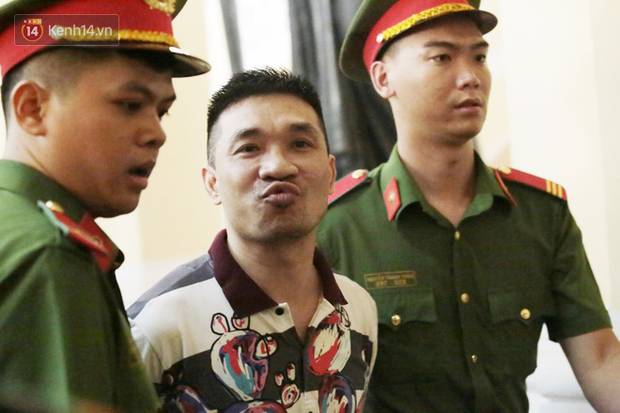 ẢNH: Văn Kính Dương cùng người tình Ngọc Miu tươi cười rời tòa, các nữ bị cáo khác bật khóc khi nghe HĐXX tuyên án-16