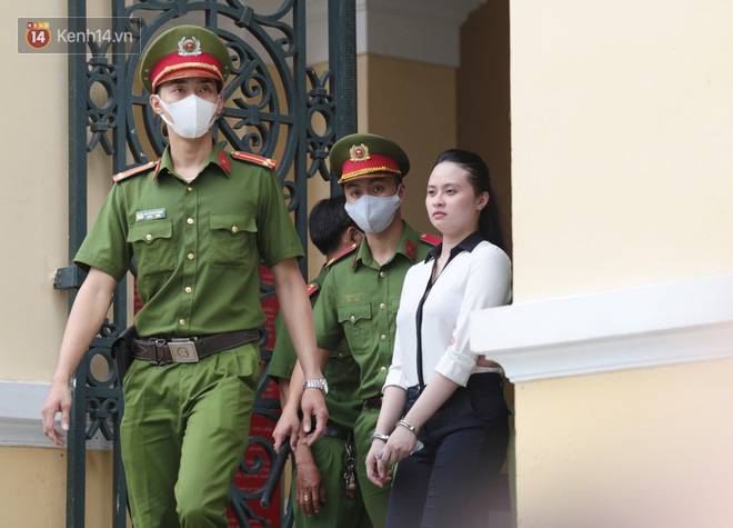 ẢNH: Văn Kính Dương cùng người tình Ngọc Miu tươi cười rời tòa, các nữ bị cáo khác bật khóc khi nghe HĐXX tuyên án-18