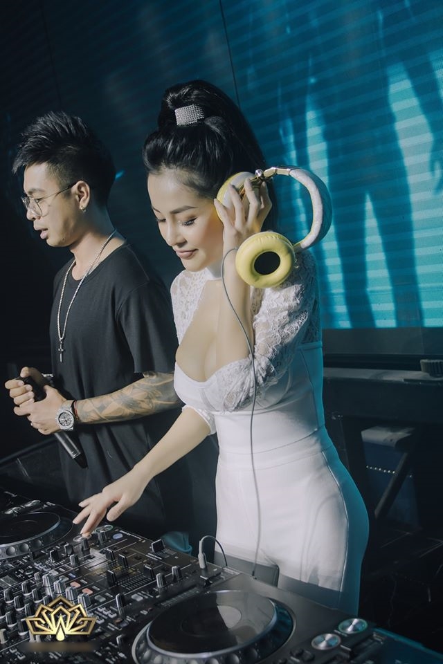 Sau vụ mặc như truổng cời, Ngân 98 vẫn kiên trì bay show với đầm bó chịt-2