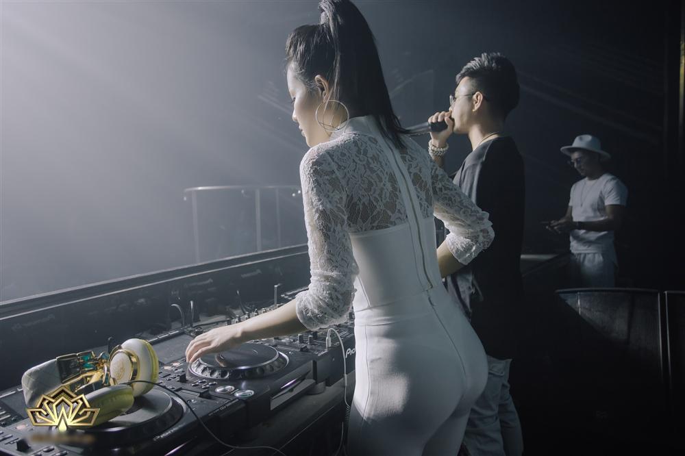 Sau vụ mặc như truổng cời, Ngân 98 vẫn kiên trì bay show với đầm bó chịt-4