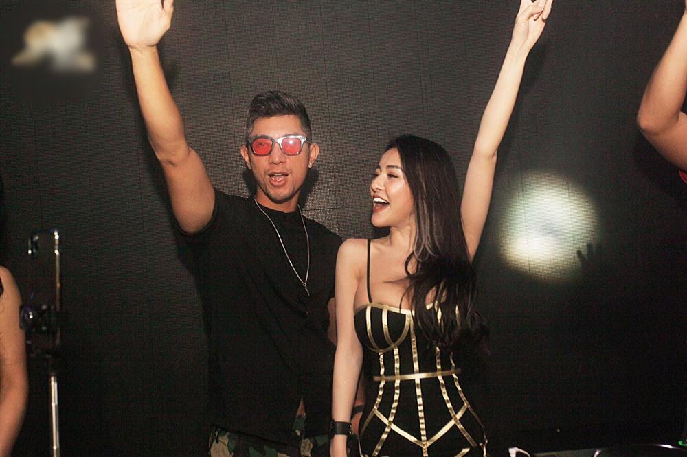 Sau vụ mặc như truổng cời, Ngân 98 vẫn kiên trì bay show với đầm bó chịt-6