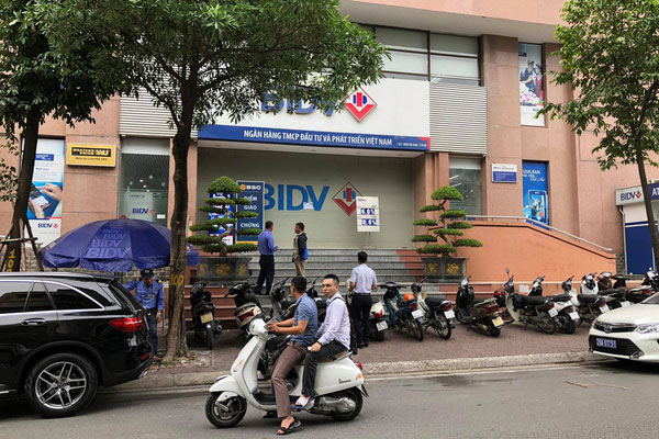 Đặc điểm nhận dạng 2 kẻ cướp 900 triệu ở chi nhánh BIDV-2