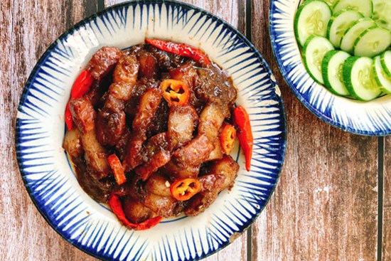 Vào bếp làm thịt kho mắm ruốc đậm đà miền Trung cực đưa cơm