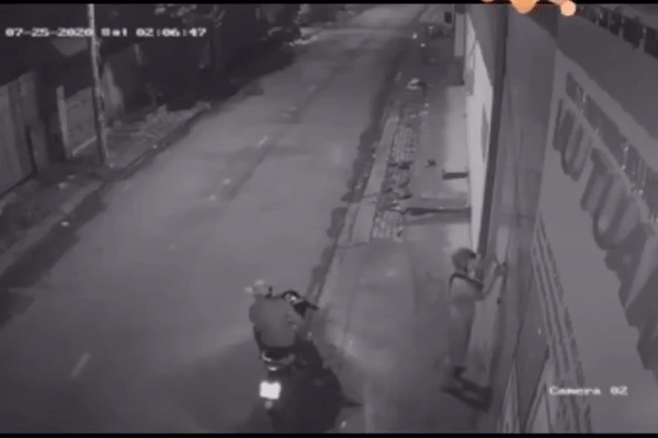 3 người đàn ông lôi bé Na đang quấn chặt trong xe máy SH khiến người dân hiếu kì xúm đông-7