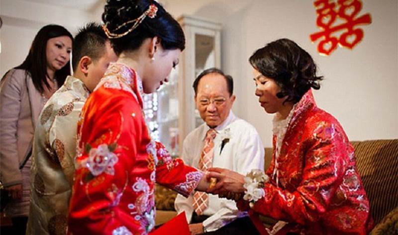 Mang 3 tráp sơ sài vì khinh dâu nghèo, mẹ chồng run rẩy khi bước chân vào nhà tôi-2