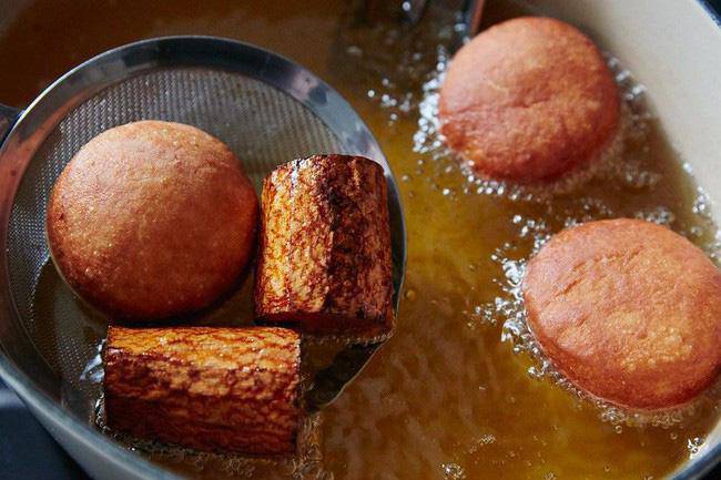 Thả khúc này vào chảo dầu, điều kỳ diệu xảy ra với món rán khiến chị em vội làm theo-1