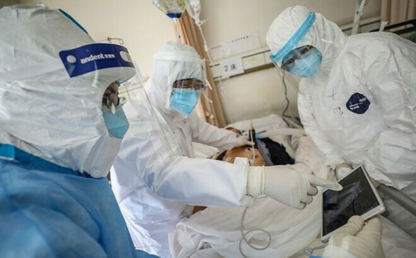 Nếu không tiếp xúc trực tiếp với người bệnh, bạn vẫn có thể gián tiếp nhiễm COVID-19 thông qua 2 con đường này-3