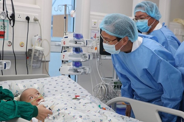 Hai chị em Trúc Nhi - Diệu Nhi đã cai máy thở, cười tươi khi được bố mẹ vào thăm-3