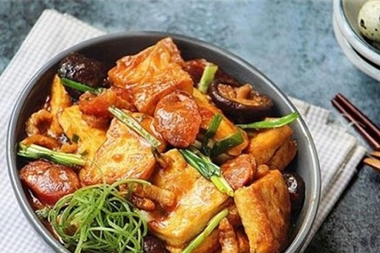 Cách làm món đậu phụ om nấm hương lạ miệng