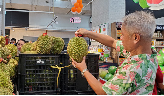 Sầu riêng loại ngon hạ giá thấp kỷ lục, người dân tấp nập mua-3