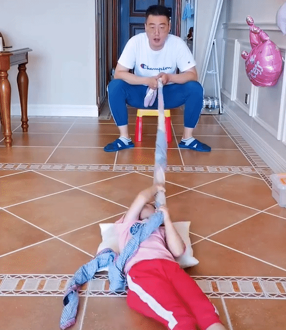 Cứ lo bố trông con đoảng, hóa ra bé ở nhà với bố lại vui thế này, các mẹ xem xong chỉ muốn nhờ chồng trông con ngay-1