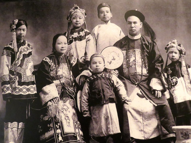 Loạt ảnh cũ của những đứa trẻ cuối thời nhà Thanh: Người sống trong nhung lụa từ bé, kẻ áo rách đói ăn khát uống quanh năm-2