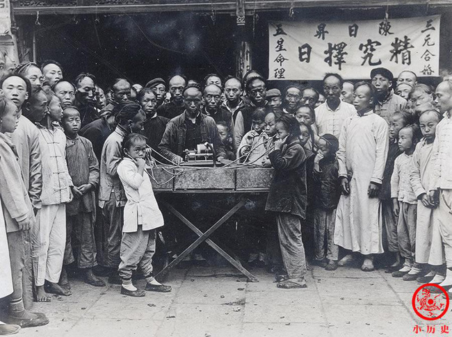 Loạt ảnh cũ của những đứa trẻ cuối thời nhà Thanh: Người sống trong nhung lụa từ bé, kẻ áo rách đói ăn khát uống quanh năm-3