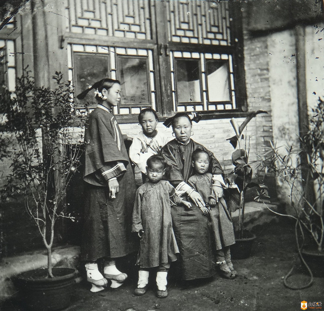 Loạt ảnh cũ của những đứa trẻ cuối thời nhà Thanh: Người sống trong nhung lụa từ bé, kẻ áo rách đói ăn khát uống quanh năm-4