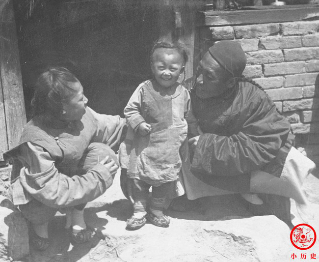 Loạt ảnh cũ của những đứa trẻ cuối thời nhà Thanh: Người sống trong nhung lụa từ bé, kẻ áo rách đói ăn khát uống quanh năm-5