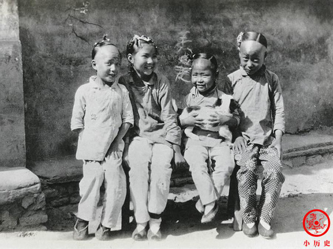 Loạt ảnh cũ của những đứa trẻ cuối thời nhà Thanh: Người sống trong nhung lụa từ bé, kẻ áo rách đói ăn khát uống quanh năm-6