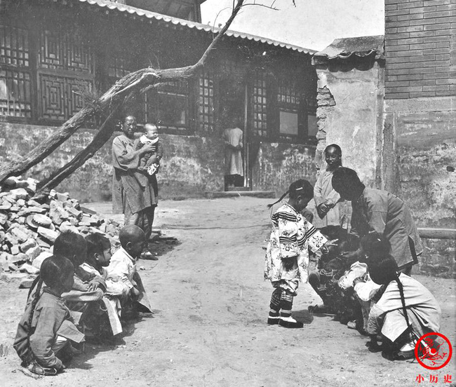 Loạt ảnh cũ của những đứa trẻ cuối thời nhà Thanh: Người sống trong nhung lụa từ bé, kẻ áo rách đói ăn khát uống quanh năm-10