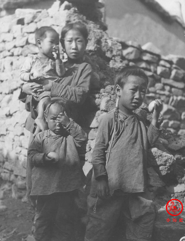 Loạt ảnh cũ của những đứa trẻ cuối thời nhà Thanh: Người sống trong nhung lụa từ bé, kẻ áo rách đói ăn khát uống quanh năm-11