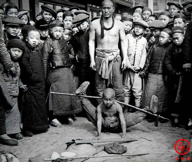 Loạt ảnh cũ của những đứa trẻ cuối thời nhà Thanh: Người sống trong nhung lụa từ bé, kẻ áo rách đói ăn khát uống quanh năm-7