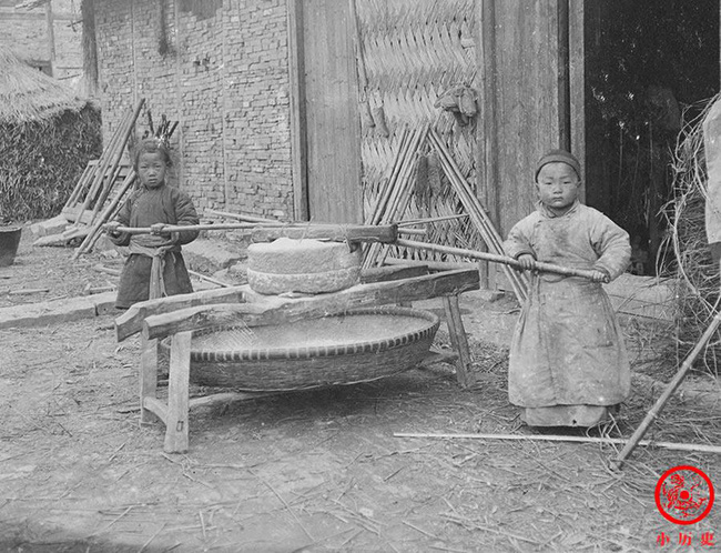 Loạt ảnh cũ của những đứa trẻ cuối thời nhà Thanh: Người sống trong nhung lụa từ bé, kẻ áo rách đói ăn khát uống quanh năm-8