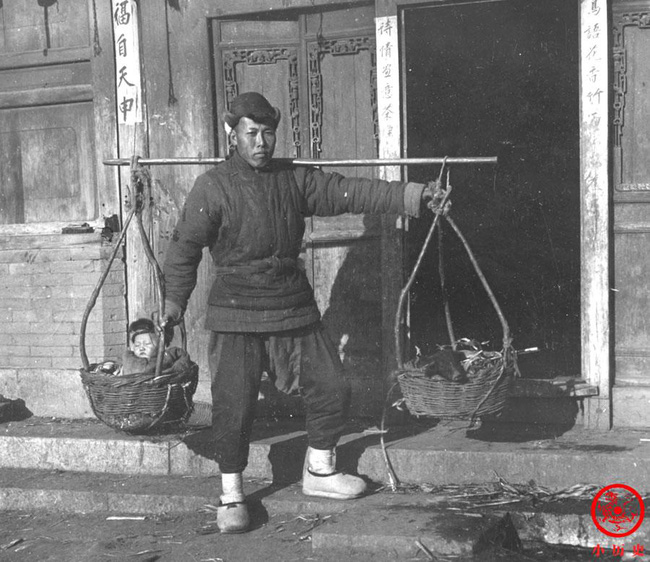 Loạt ảnh cũ của những đứa trẻ cuối thời nhà Thanh: Người sống trong nhung lụa từ bé, kẻ áo rách đói ăn khát uống quanh năm-9