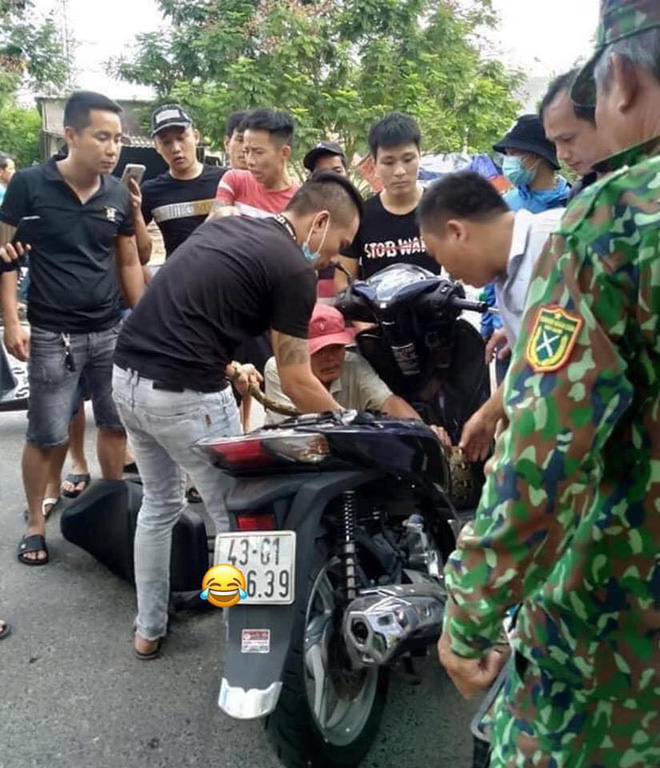 3 người đàn ông lôi bé Na đang quấn chặt trong xe máy SH khiến người dân hiếu kì xúm đông-3