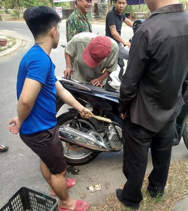 3 người đàn ông lôi bé Na đang quấn chặt trong xe máy SH khiến người dân hiếu kì xúm đông-5