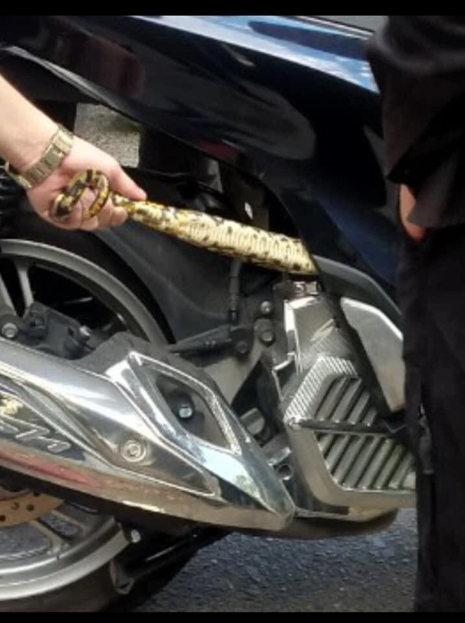 3 người đàn ông lôi bé Na đang quấn chặt trong xe máy SH khiến người dân hiếu kì xúm đông-6