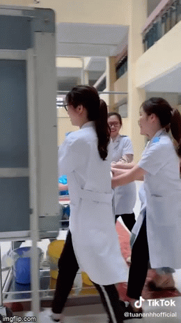 Những cô nhân viên y tế xinh đẹp quay clip biến hình mặc trang phục bảo hộ chống dịch Covid-19 bất ngờ gây sốt mạng xã hội-1