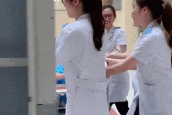 Hình ảnh nữ bác sĩ Đà Nẵng cắt đi mái tóc dài để dễ thao tác chăm sóc bệnh nhân Covid-19 khiến ai nhìn cũng thấy nhói lòng và thầm biết ơn-3