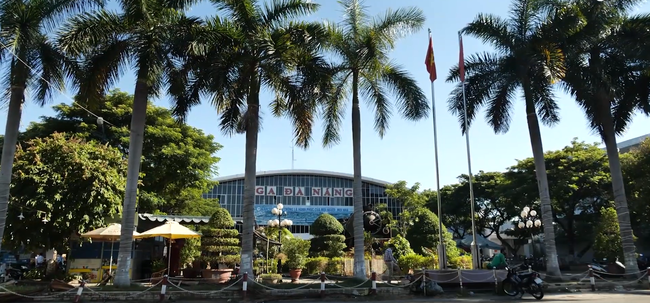 Đà Nẵng trước giờ cách ly toàn thành phố phòng dịch COVID-19: Đường xá vắng vẻ, nhiều hàng rào được dựng lên, người dân tuân thủ đeo khẩu trang-1