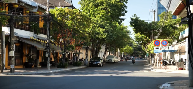 Đà Nẵng trước giờ cách ly toàn thành phố phòng dịch COVID-19: Đường xá vắng vẻ, nhiều hàng rào được dựng lên, người dân tuân thủ đeo khẩu trang-2