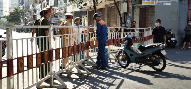 Đà Nẵng trước giờ cách ly toàn thành phố phòng dịch COVID-19: Đường xá vắng vẻ, nhiều hàng rào được dựng lên, người dân tuân thủ đeo khẩu trang-4