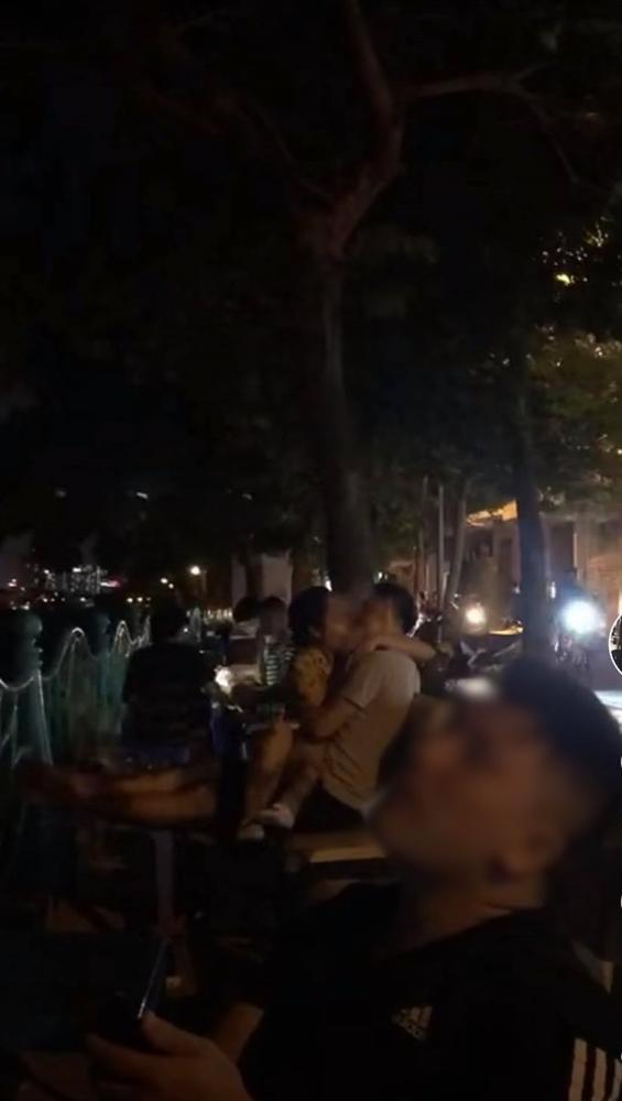 Những pha vô tư thể hiện tình cảm yêu đương, làm hành động nhạy cảm gây nhức mắt người xung quanh gây sốc MXH-1