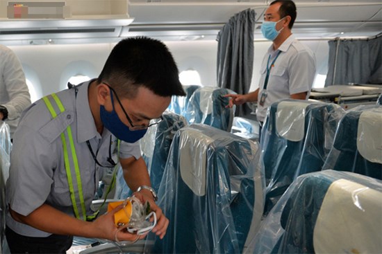 Ảnh: Bên trong chuyến bay đặc biệt đón 120 công dân nhiễm Covid-19 tại Guinea Xích đạo về nước