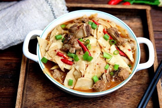 Cơm chiều làm ngay sườn om măng thơm ngon vô đối