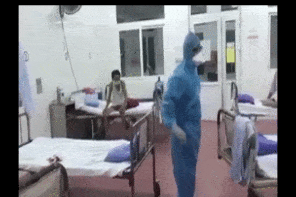 Xúc động: Bác sĩ Bệnh viện C Đà Nẵng hát cổ vũ tinh thần bệnh nhân trong khu cách ly-1
