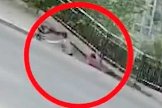 Đang đi bộ thì vỉa hè bất ngờ bị sụp, hai người phụ nữ rơi xuống hố sâu khiến ai chứng kiến cũng phải thót tim