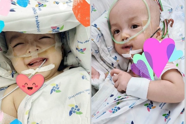 Chị em Trúc Nhi - Diệu Nhi nhoẻn miệng cười tươi rói khi được gặp bố mẹ, dù nằm 2 giường cách xa nhưng luôn hướng ánh nhìn về nhau-6